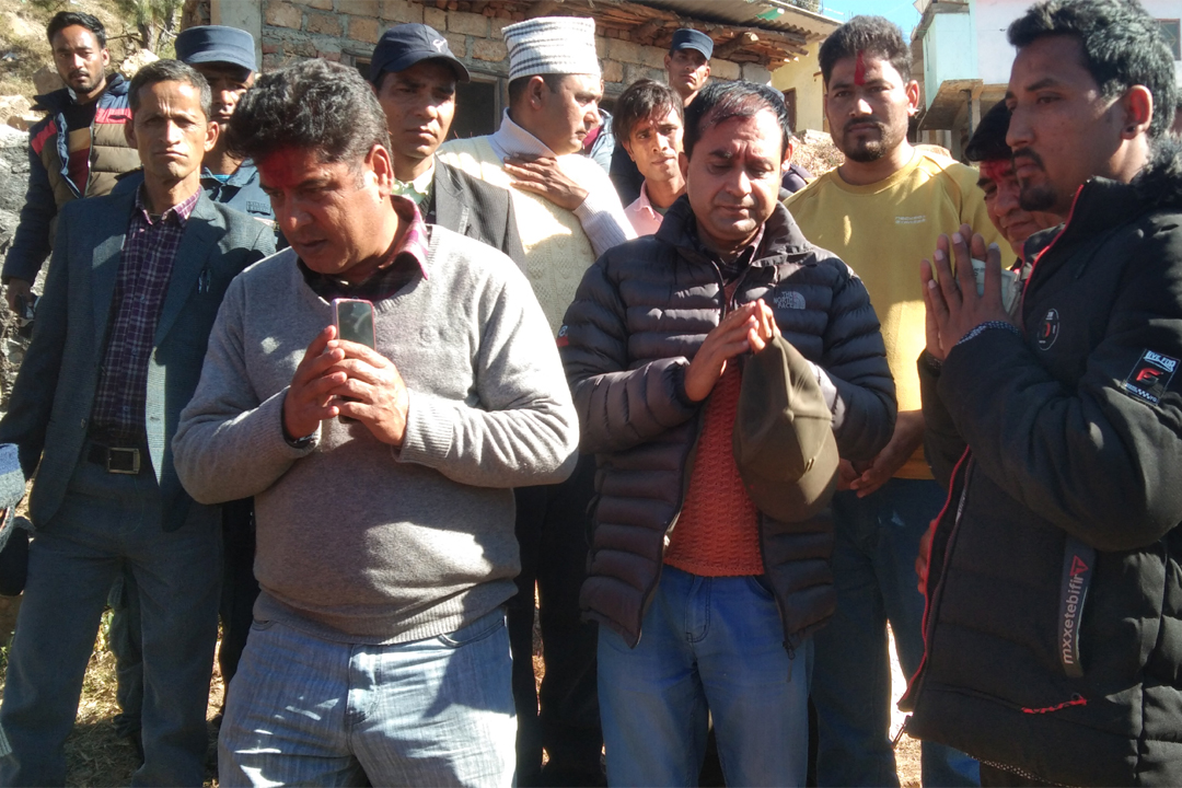 बैतडीका सांसदहरुले भेटे मृतक मायाका परिवार, न्यायका लागि पहल गर्ने वचन